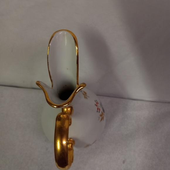 VINTAGE Pitcher Bud Vase White Porcelian Ceramic W/ Gold Trim SmallAsian Flowers - Picture 5 of 7